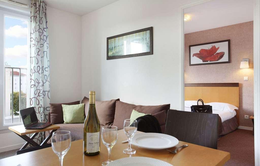 Appart'Hotel Odalys City - Bioparc Lyon Est Ruang foto