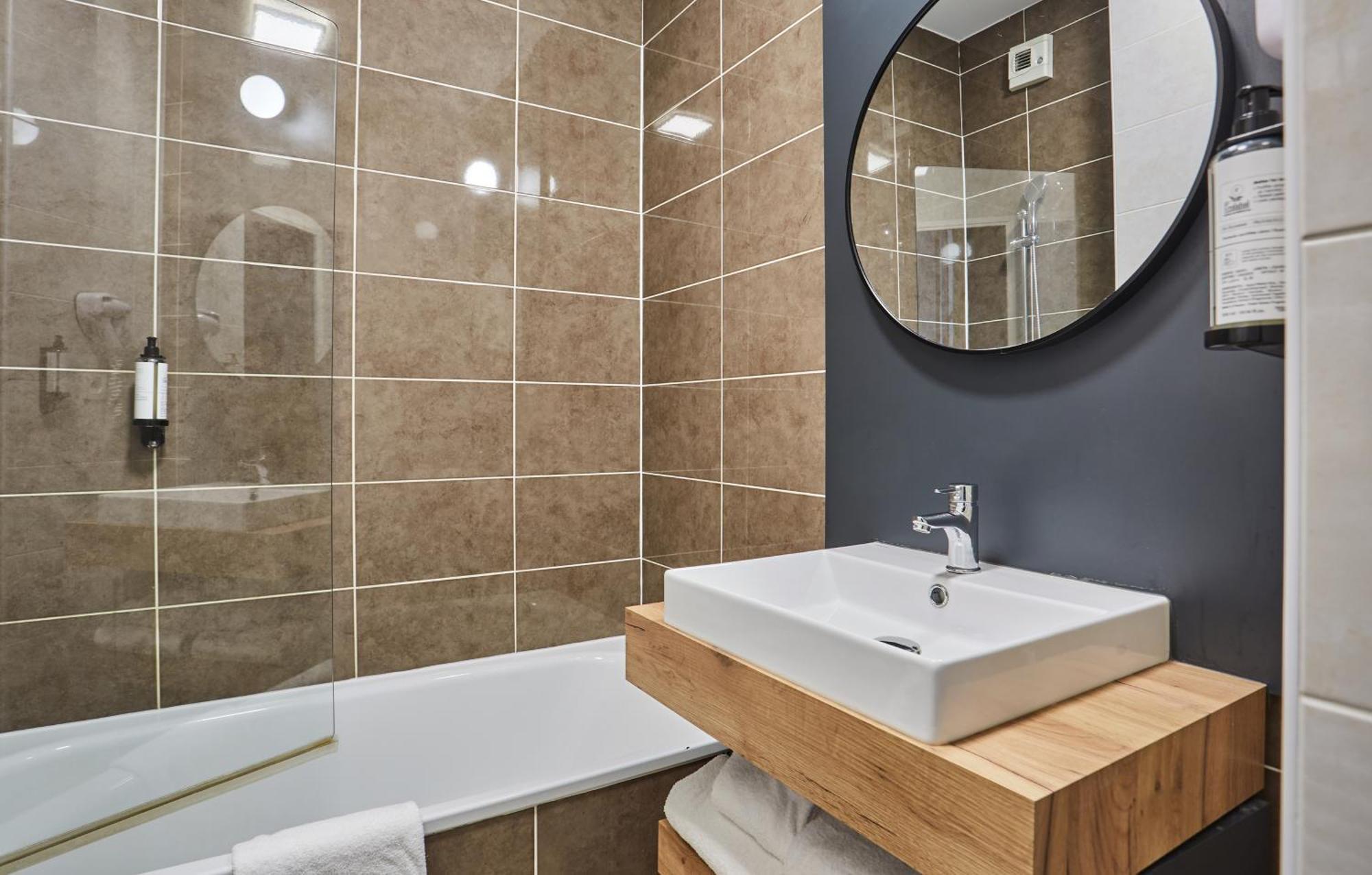 Appart'Hotel Odalys City - Bioparc Lyon Est Bagian luar foto