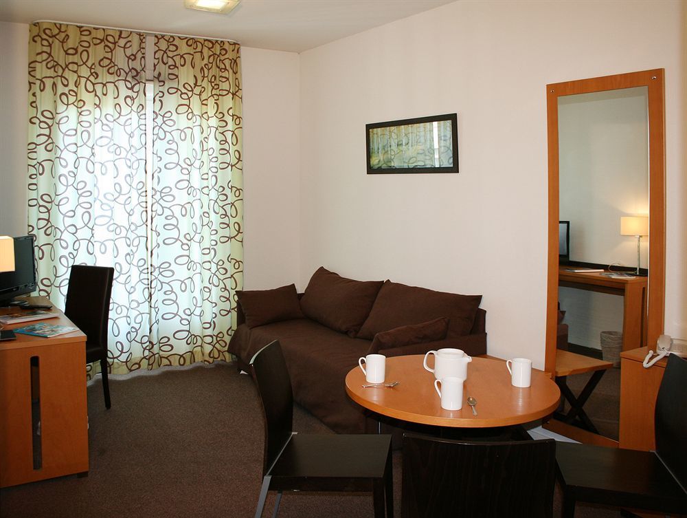 Appart'Hotel Odalys City - Bioparc Lyon Est Bagian luar foto